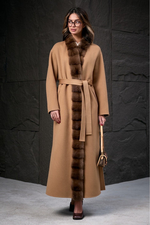 Abrigo de cachemira color camel con visón