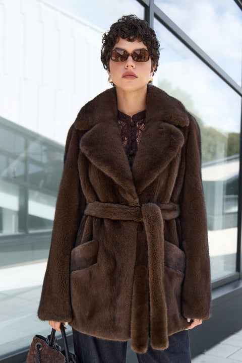 Manteau court en vison ceinturé