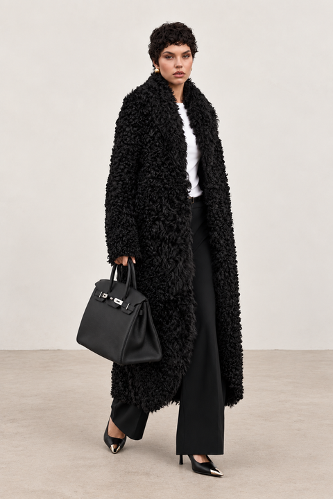 Long manteau noir en peau lainée