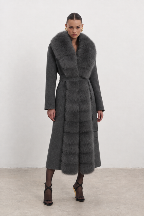 Manteau gris en cachemire avec fourrure